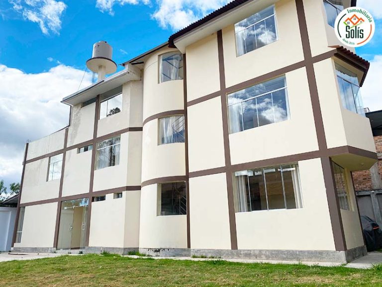 SE ALQUILA AMPLIA CASA DE 3 PISOS PARA OFICINAS, CLINICAS, CAJAMARCA