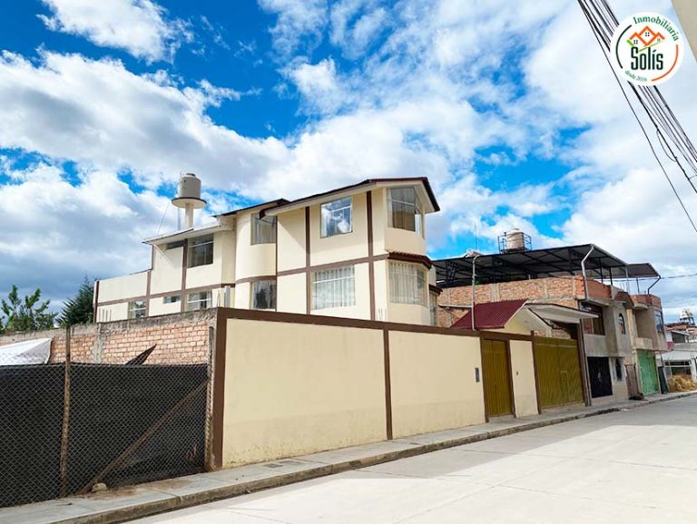SE ALQUILA AMPLIA CASA DE 3 PISOS PARA OFICINAS, CLINICAS, CAJAMARCA