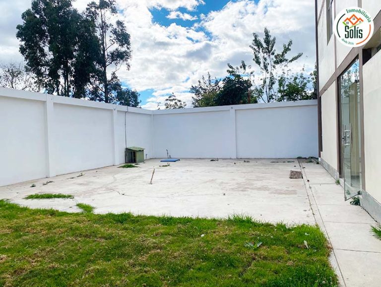 SE ALQUILA AMPLIA CASA DE 3 PISOS PARA OFICINAS, CLINICAS, CAJAMARCA