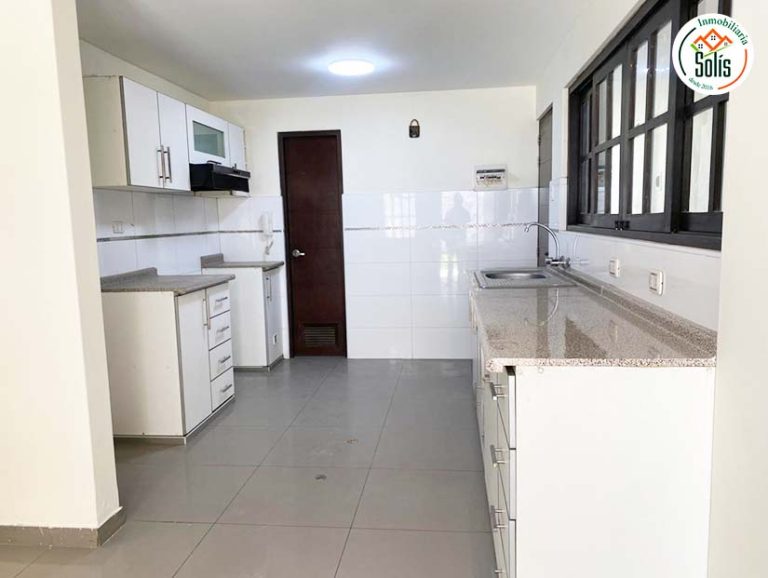 Alquilo Bonita Casa de 3 Pisos con Jardín