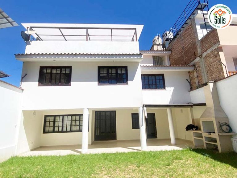 Alquilo Bonita Casa de 3 Pisos con Jardín