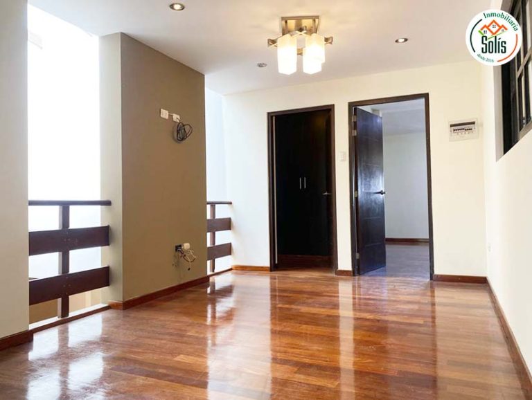Alquilo Bonita Casa de 3 Pisos con Jardín