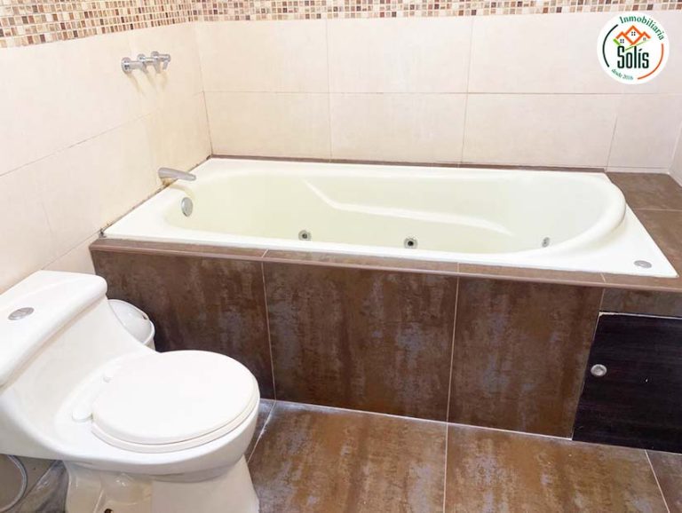 Alquilo Bonita Casa de 3 Pisos con Jardín